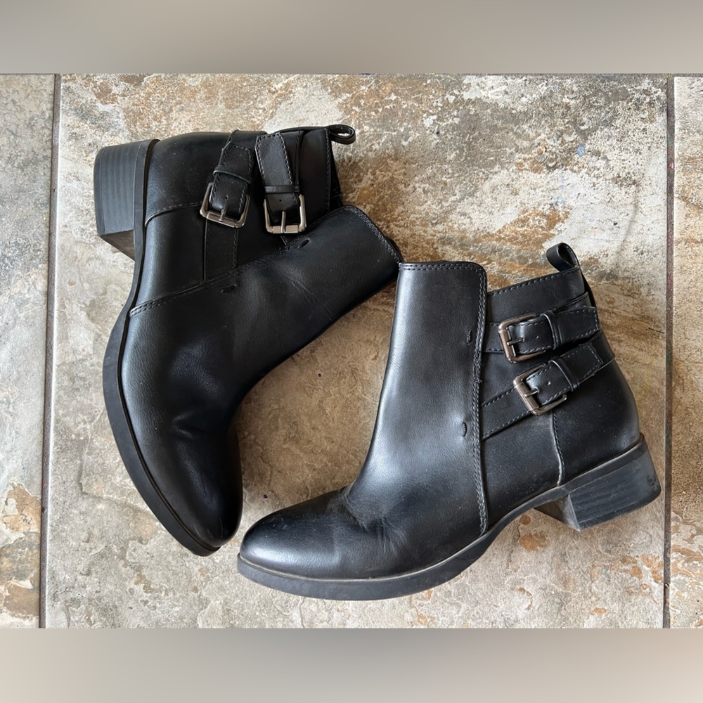 Old navy black ankle Chelsea boots double buckle size 10 like new
